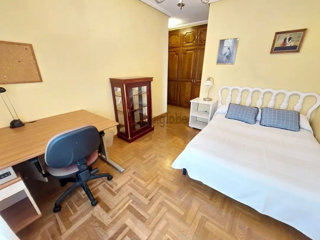 Bedroom of Flat for rent in Oviedo   with Heating