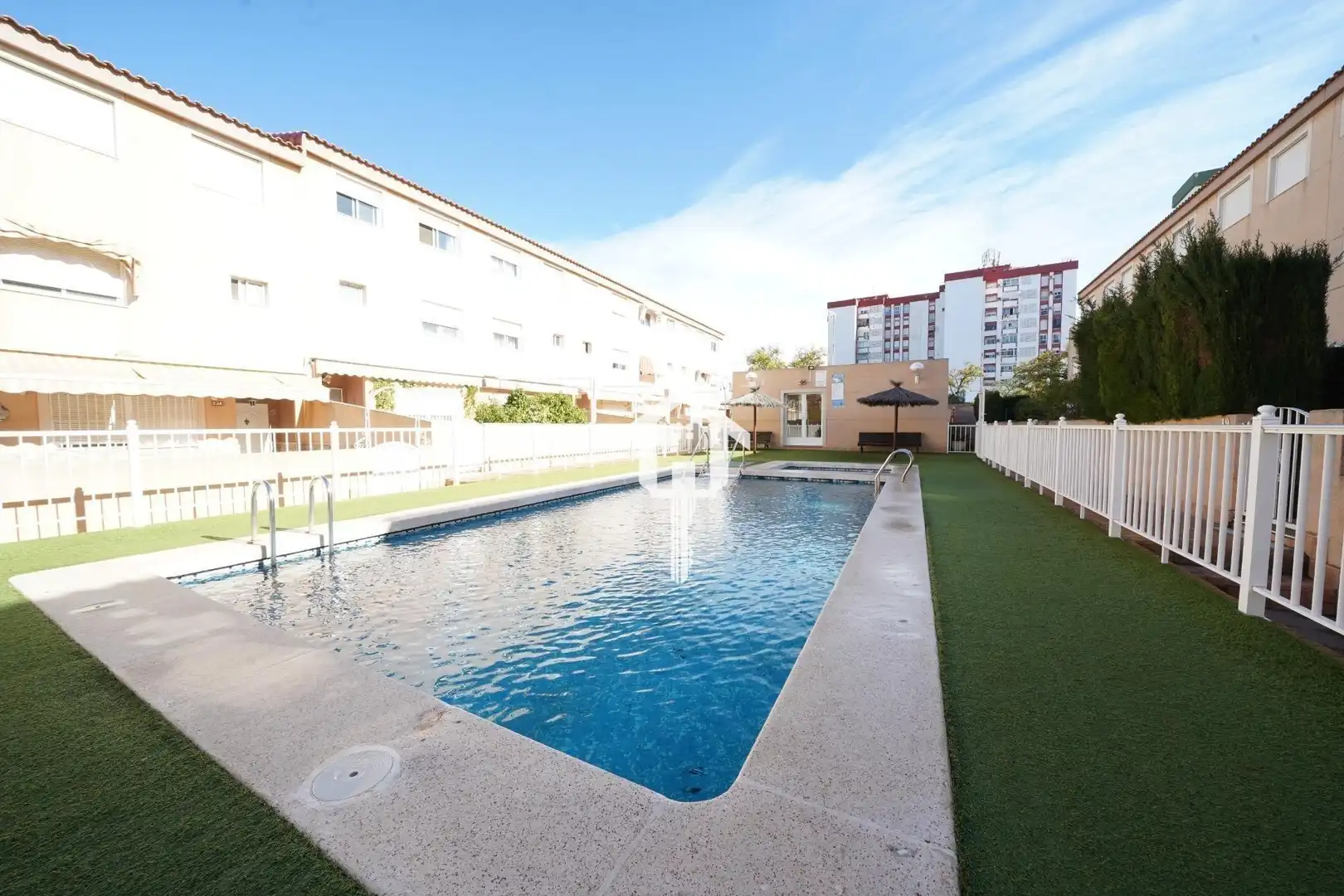 Piscina de Casa adosada en venda en Alicante / Alacant amb Calefacció, Jardí privat i Terrassa