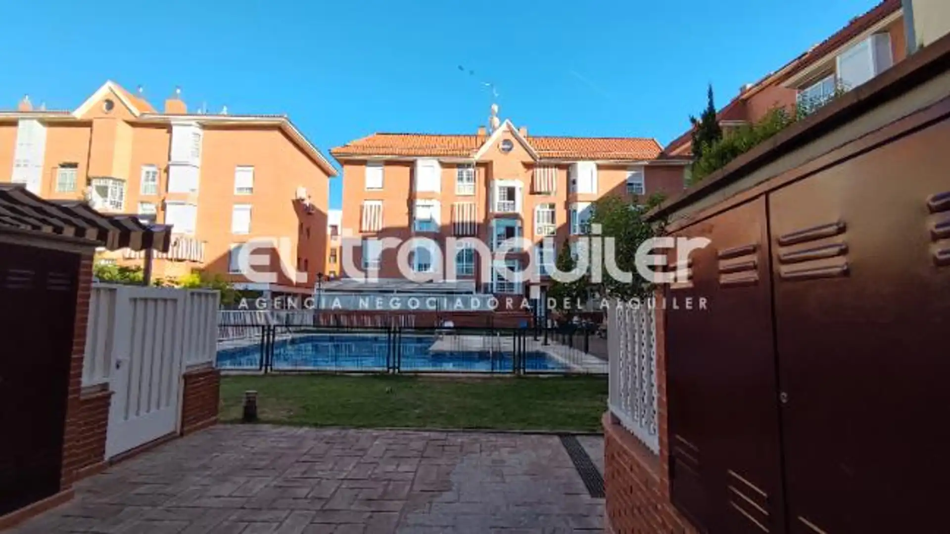 Vista exterior de Piso de alquiler en  Madrid Capital con Aire acondicionado, Parquet y Piscina