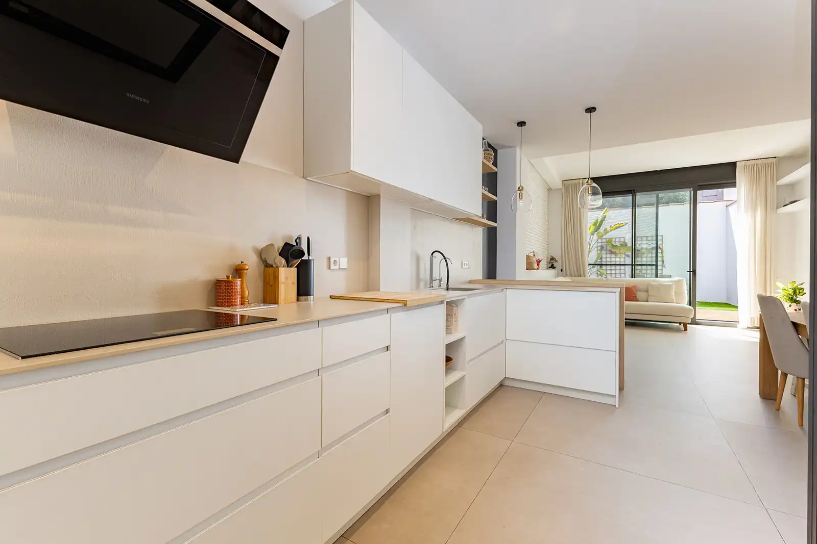 Cuina de Casa adosada en venda en Badalona amb Aire condicionat, Calefacció i Forn