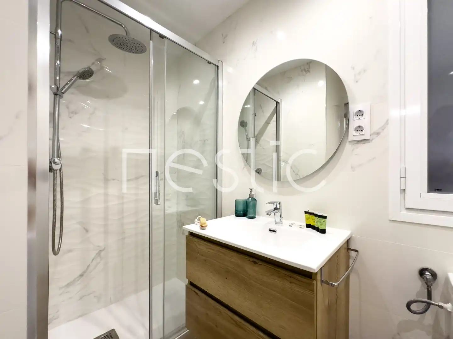 Bany de Apartament de lloguer en Madrid amb Aire condicionat, Calefacció i Moblat