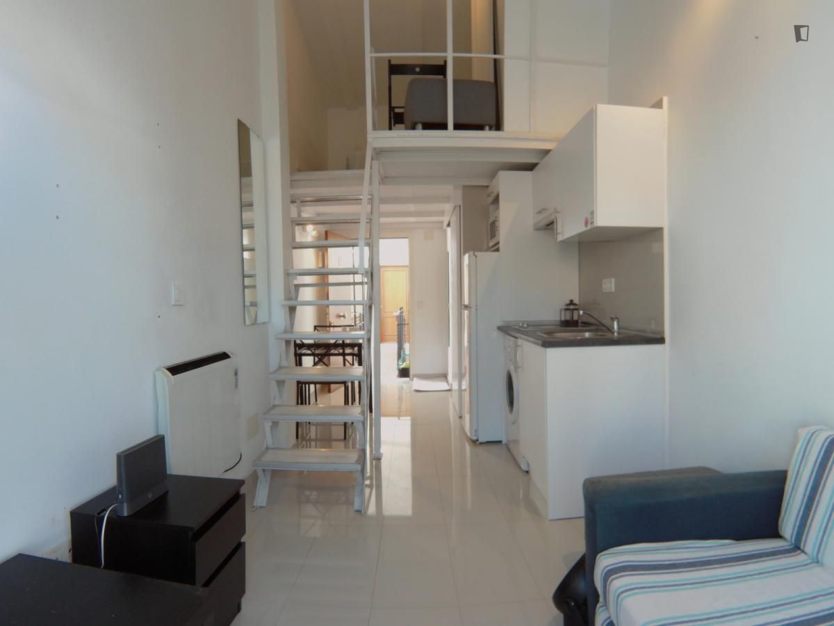 Study to rent in Puerta del Ángel