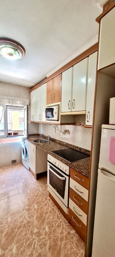 Cocina de Piso en venta en Gijón  con Calefacción, Parquet y Amueblado