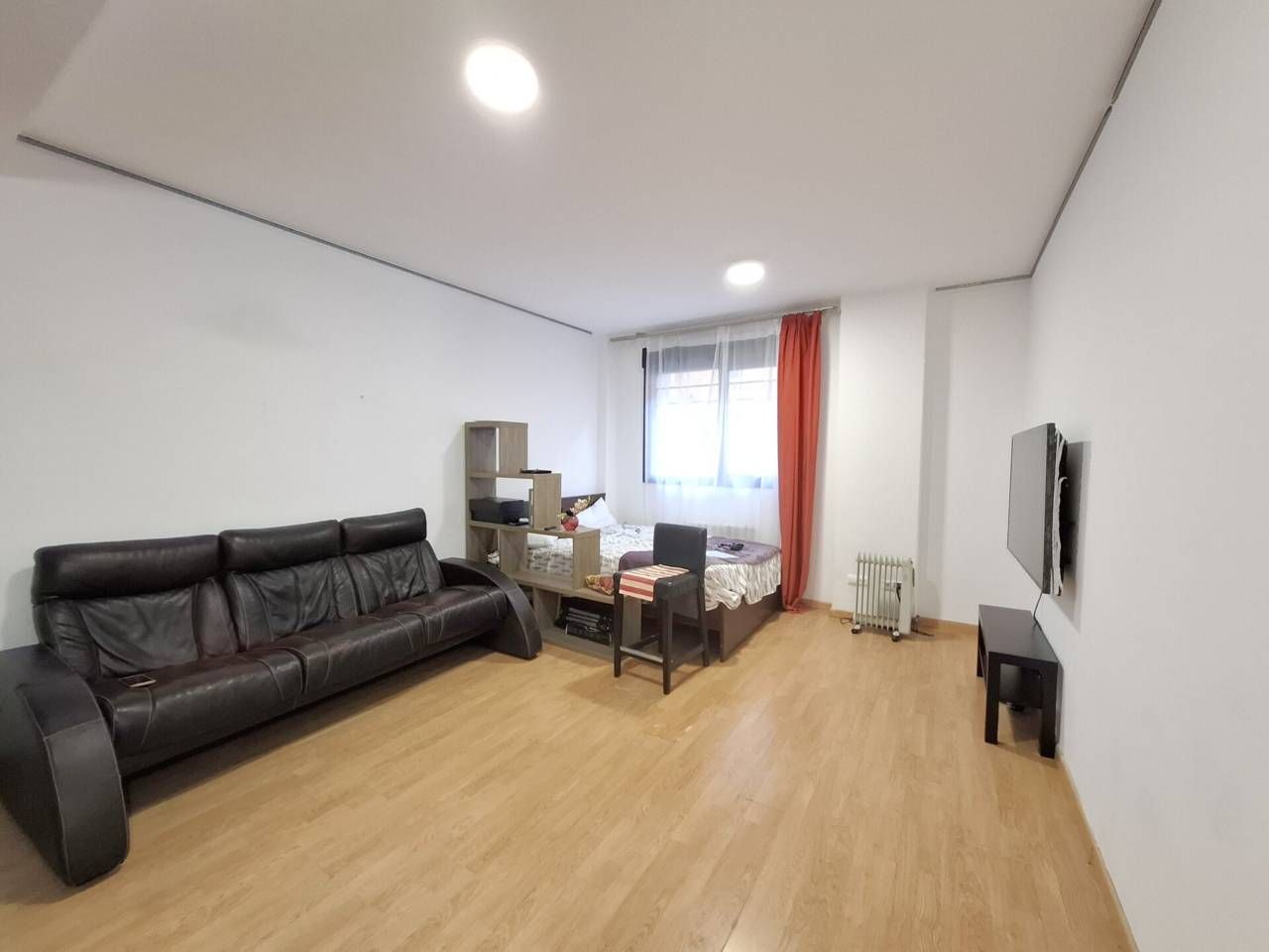 Sala d'estar de Estudi de lloguer en  Madrid Capital amb Calefacció, Terrassa i Moblat