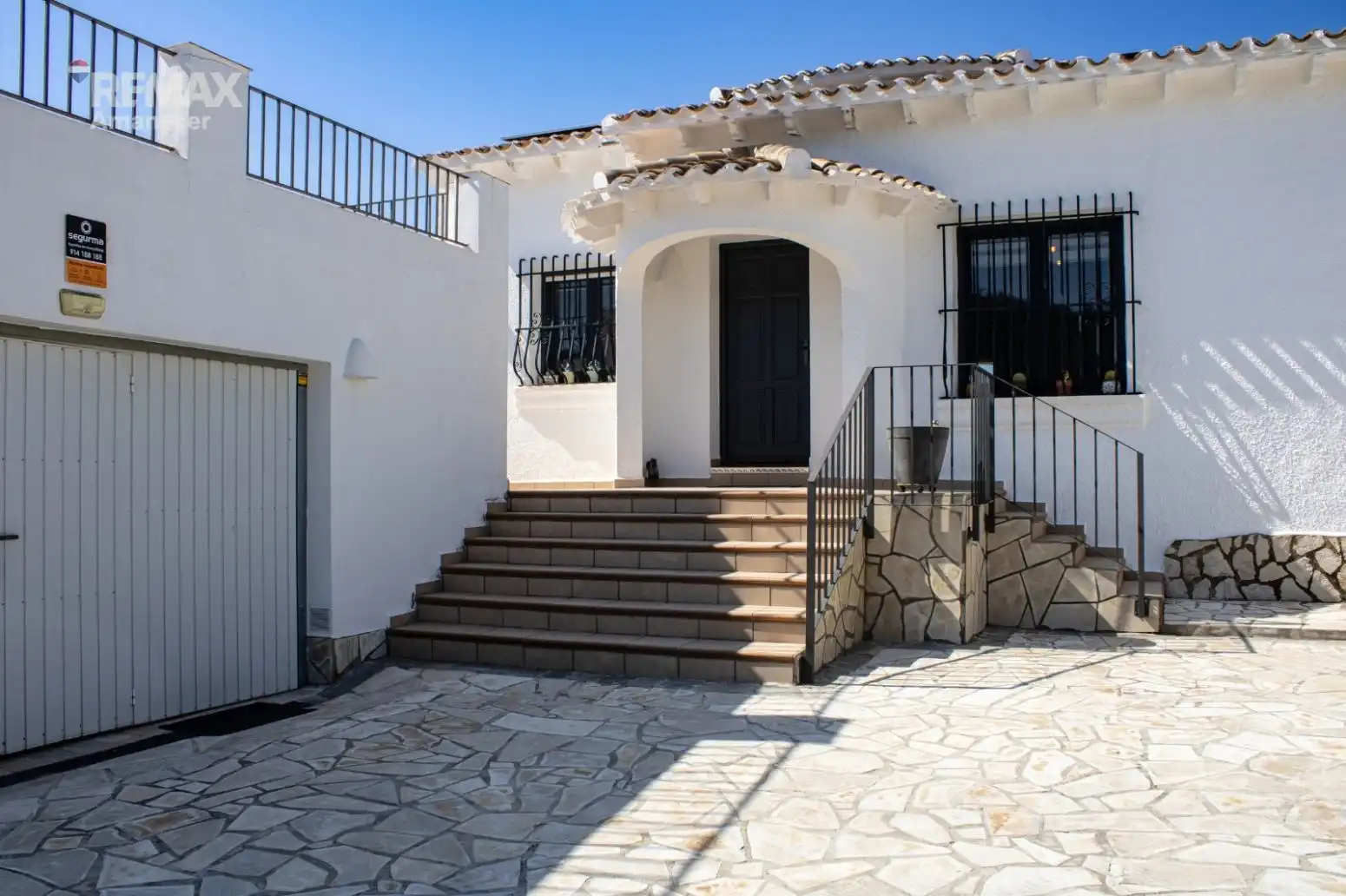 Vista exterior de Casa o xalet en venda en El Ràfol d'Almúnia amb Aire condicionat, Jardí privat i Terrassa