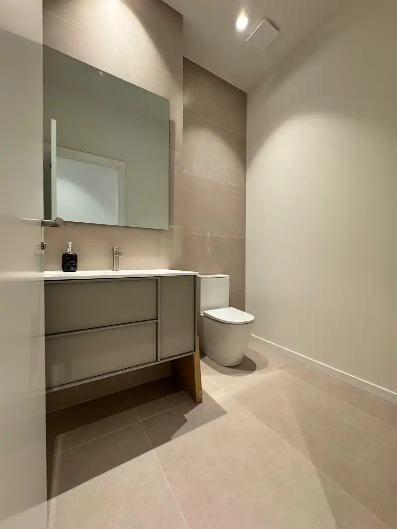 Badezimmer von Wohnung zur untervermieten in Valencia mit Klimaanlage, Terrasse und Möbliert