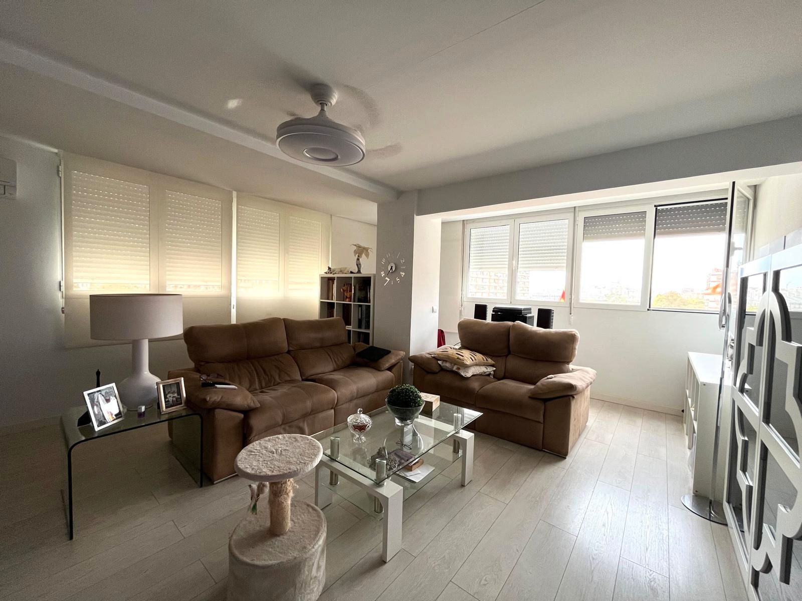 Sala d'estar de Pis en venda en  Valencia Capital amb Aire condicionat, Parquet i Moblat