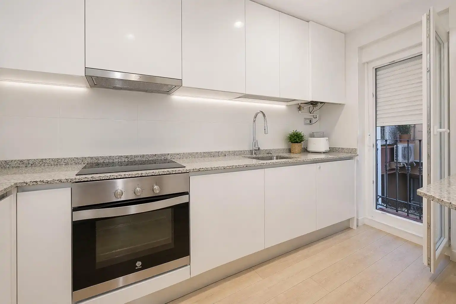 Cocina de Piso de alquiler en Madrid con Calefacción, Trastero y Amueblado