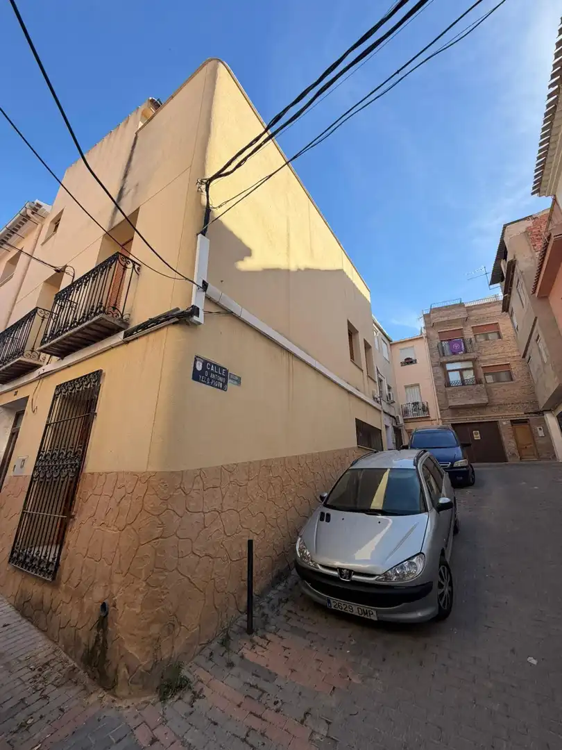 Casa amb terrassa en venda a Calle ANTONIO YELO PIOTO 38, imagen 2