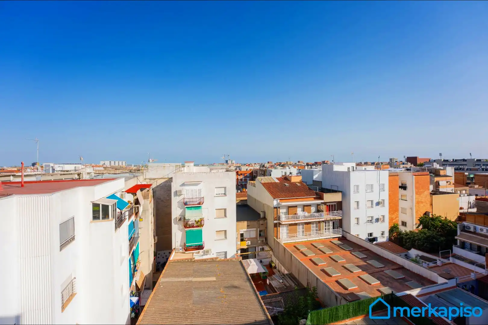 Vista exterior de Àtic en venda en Viladecans amb Aire condicionat, Parquet i Balcó