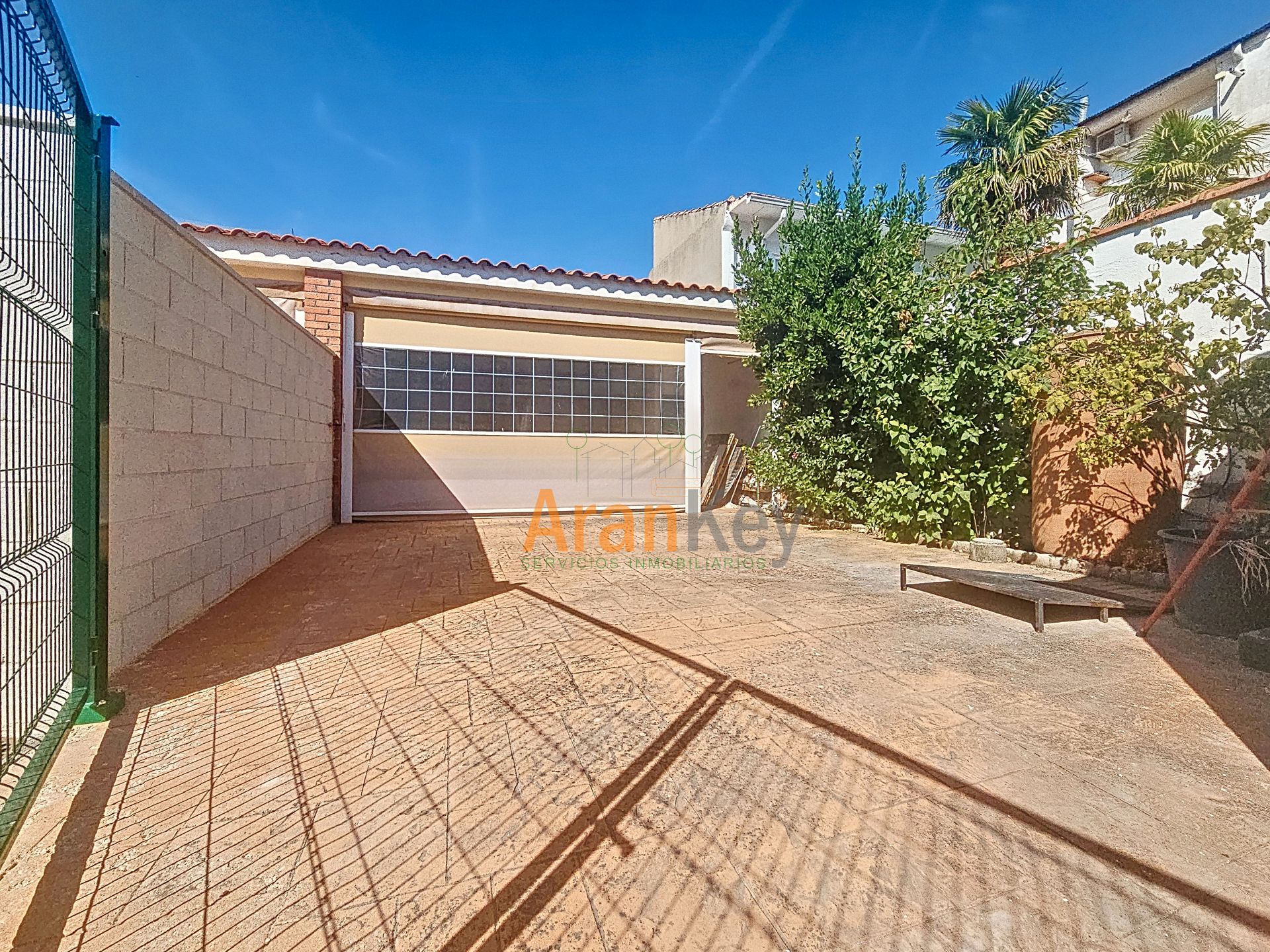 Vista exterior de Casa adosada en venda en Aranjuez amb Calefacció i Moblat