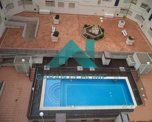 Piscina de Apartament de lloguer en Cáceres Capital amb Aire condicionat i Terrassa