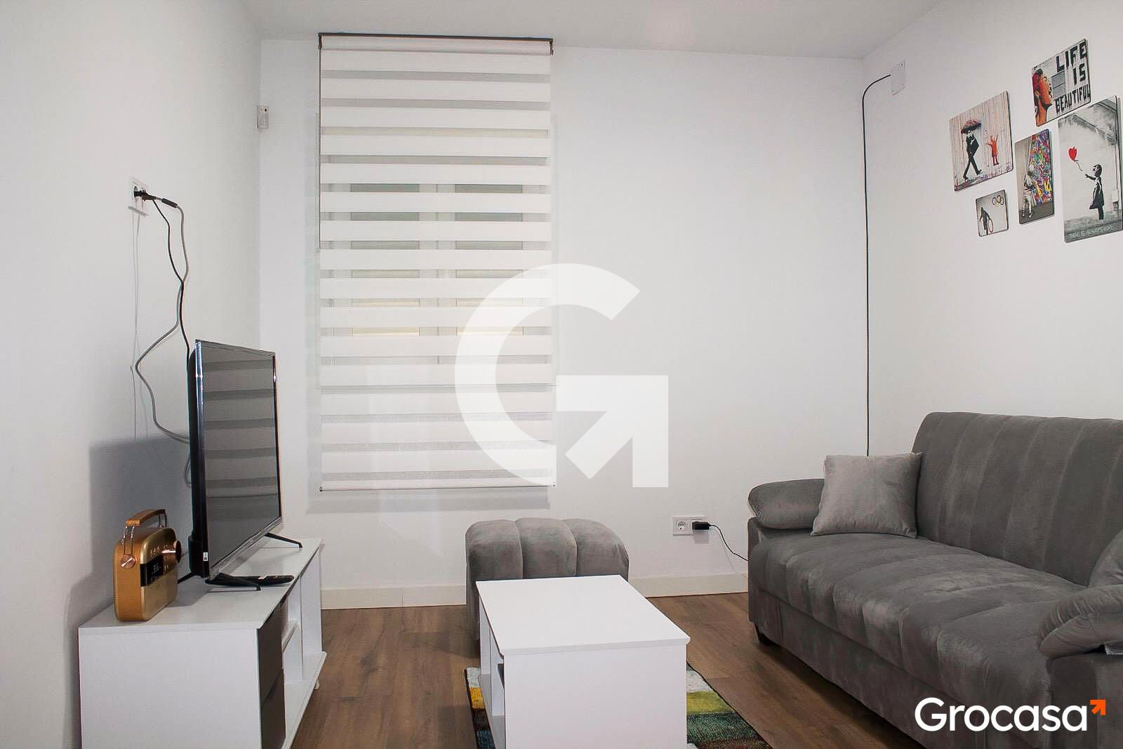 Living room of Planta baja for sale in L'Hospitalet de Llobregat  with Air Conditioner, Furnished and Oven