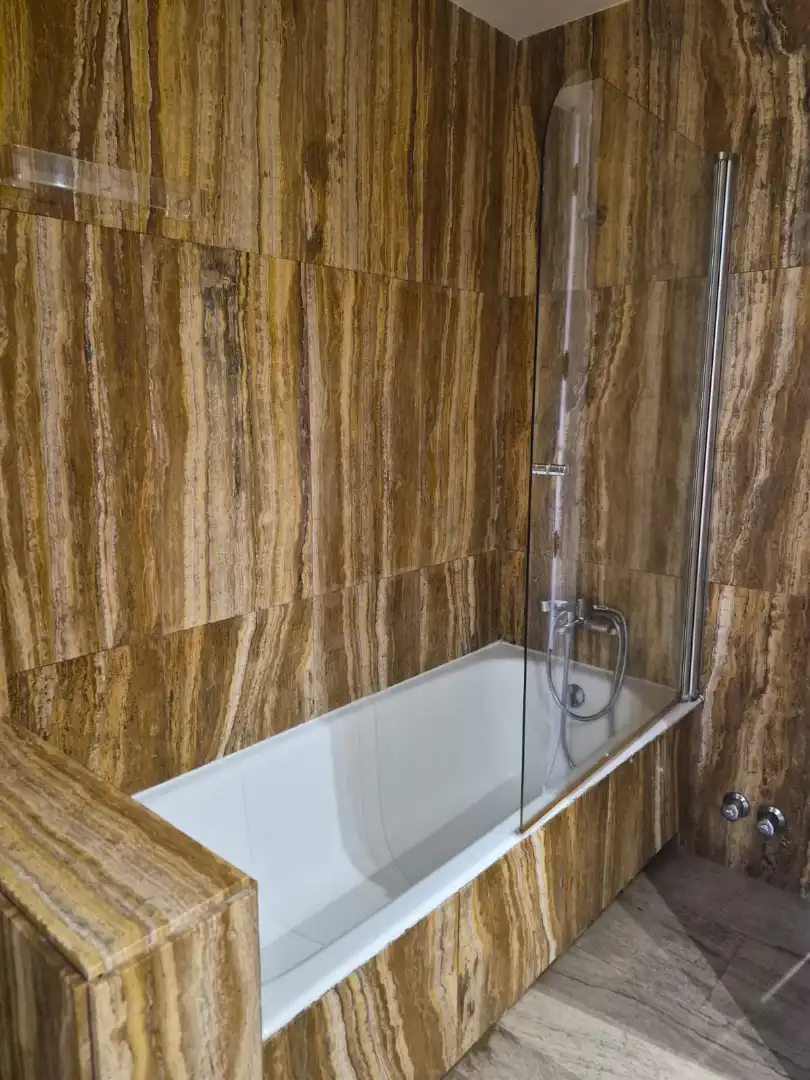 Bathroom of Flat for rent in Madrid  with Air Conditioner, Heating and Parquet flooring