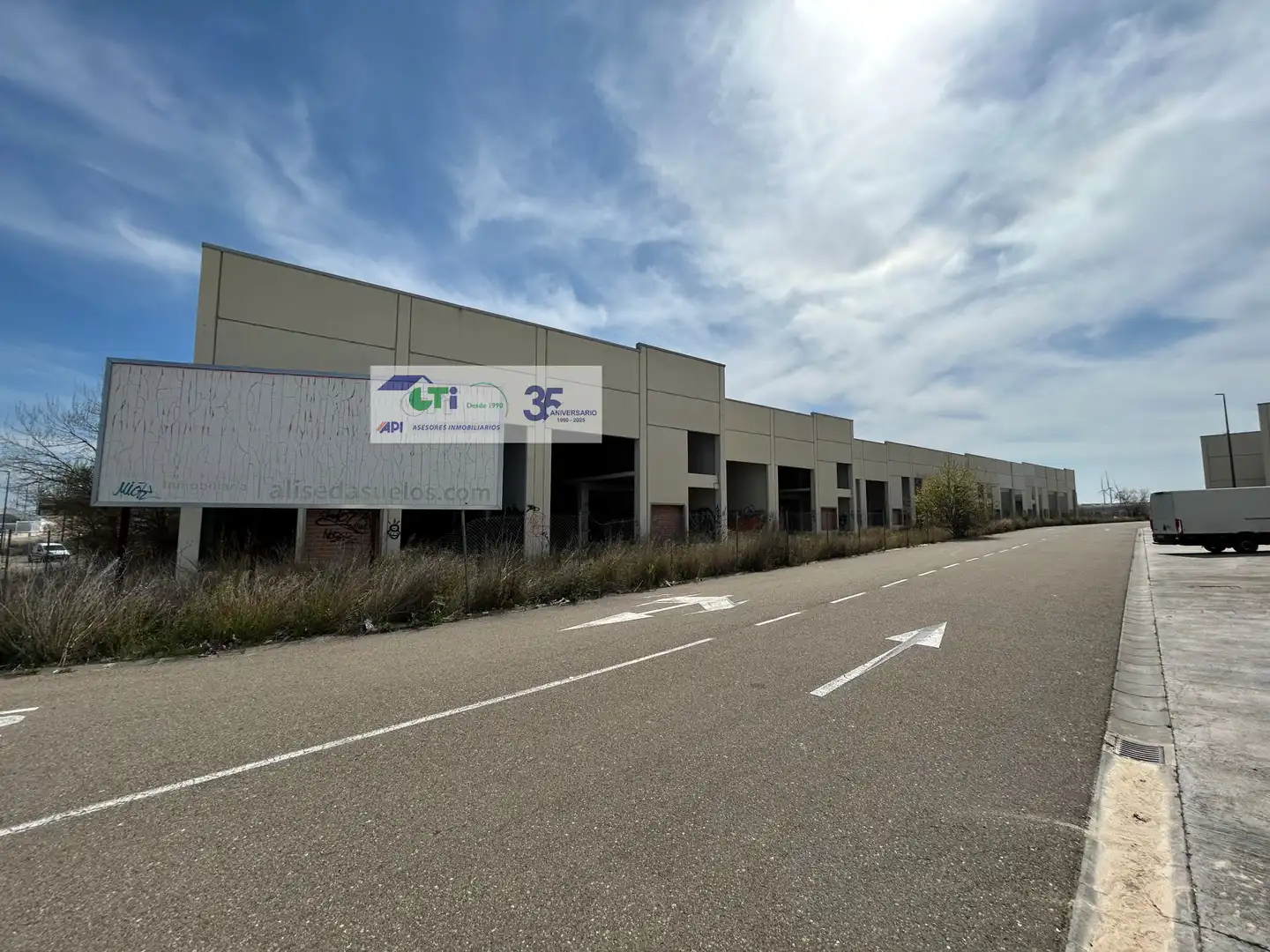 Außenansicht von Fabrikhallen zum Verkauf in Zaragoza