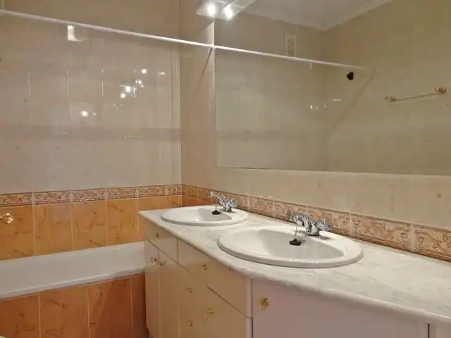 Baño de Casa adosada en venta en Hontoria del Pinar con Calefacción, Terraza y Trastero