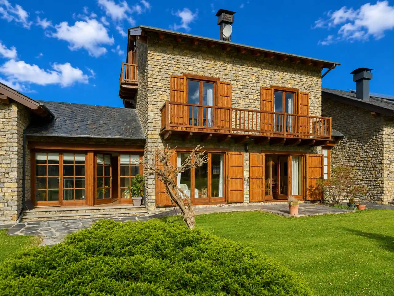 Außenansicht von Einfamilien-Reihenhaus zum Verkauf in Puigcerdà mit Heizung, Parkett und Terrasse