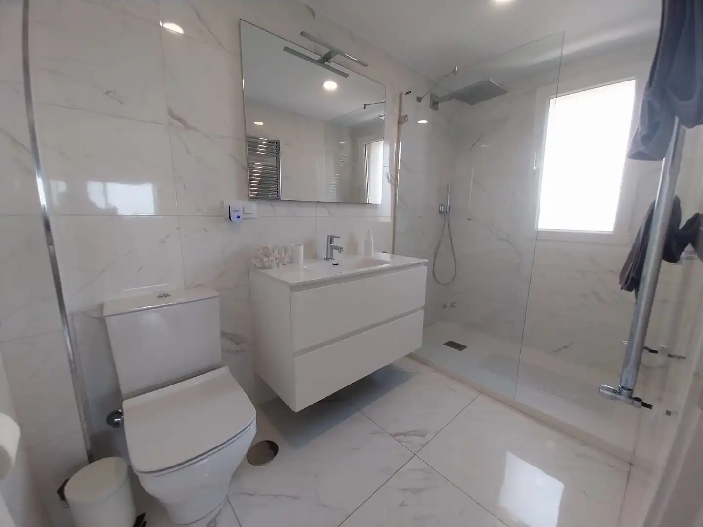 Badezimmer von Wohnung zur Miete in Santander mit Heizung und Privatgarten