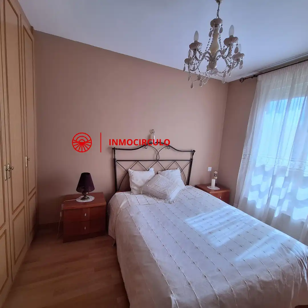Dormitori de Casa adosada en venda en Burgos amb Jardí privat, Terrassa i Traster