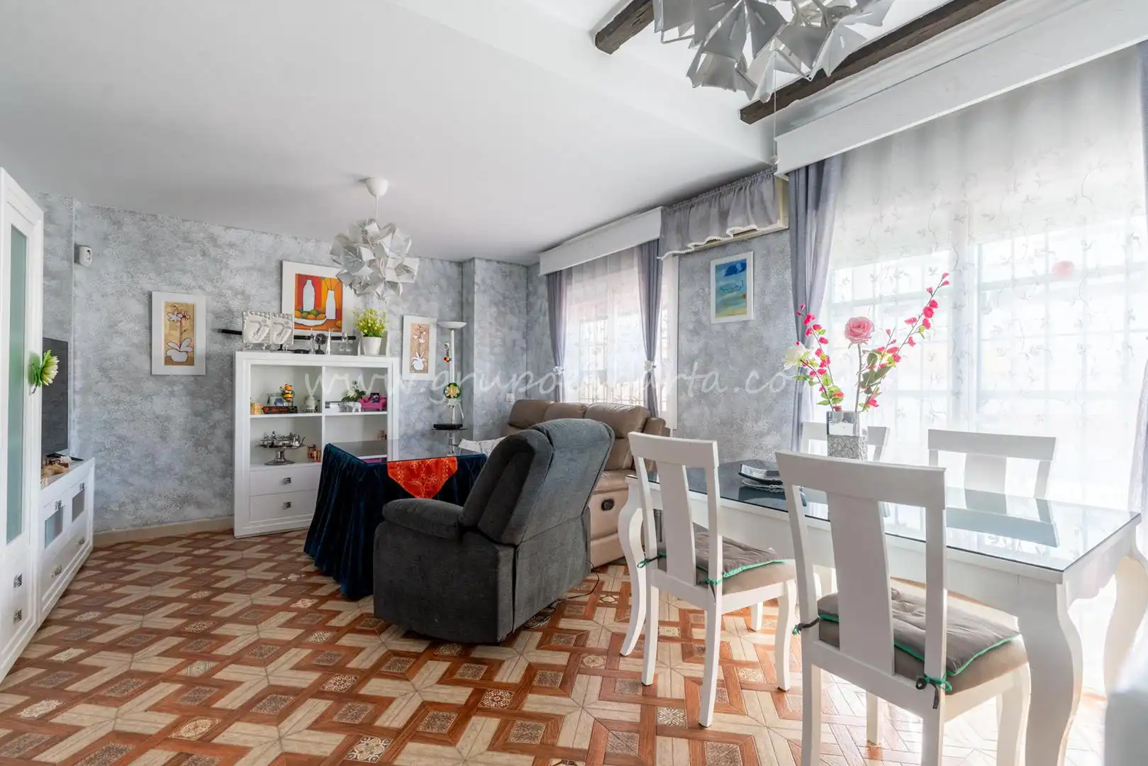 Sala d'estar de Casa adosada en venda en Huévar del Aljarafe amb Aire condicionat, Jardí privat i Traster