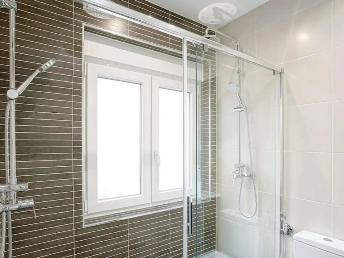 Badezimmer von Wohnungen zur Miete in Marbella mit Klimaanlage, Parkett und Möbliert