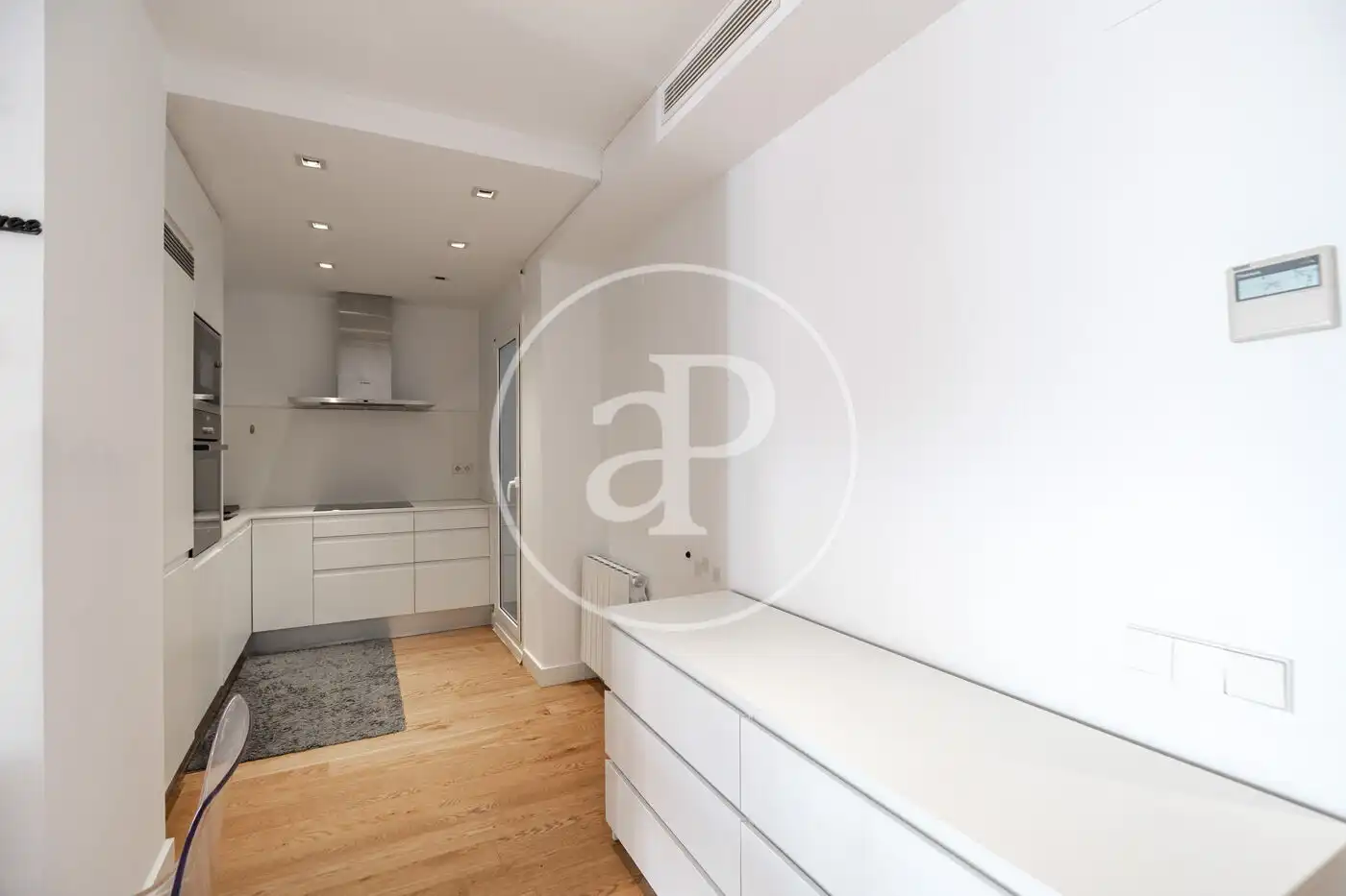 Küche von Wohnung zum Verkauf in Barcelona mit Klimaanlage, Heizung und Terrasse