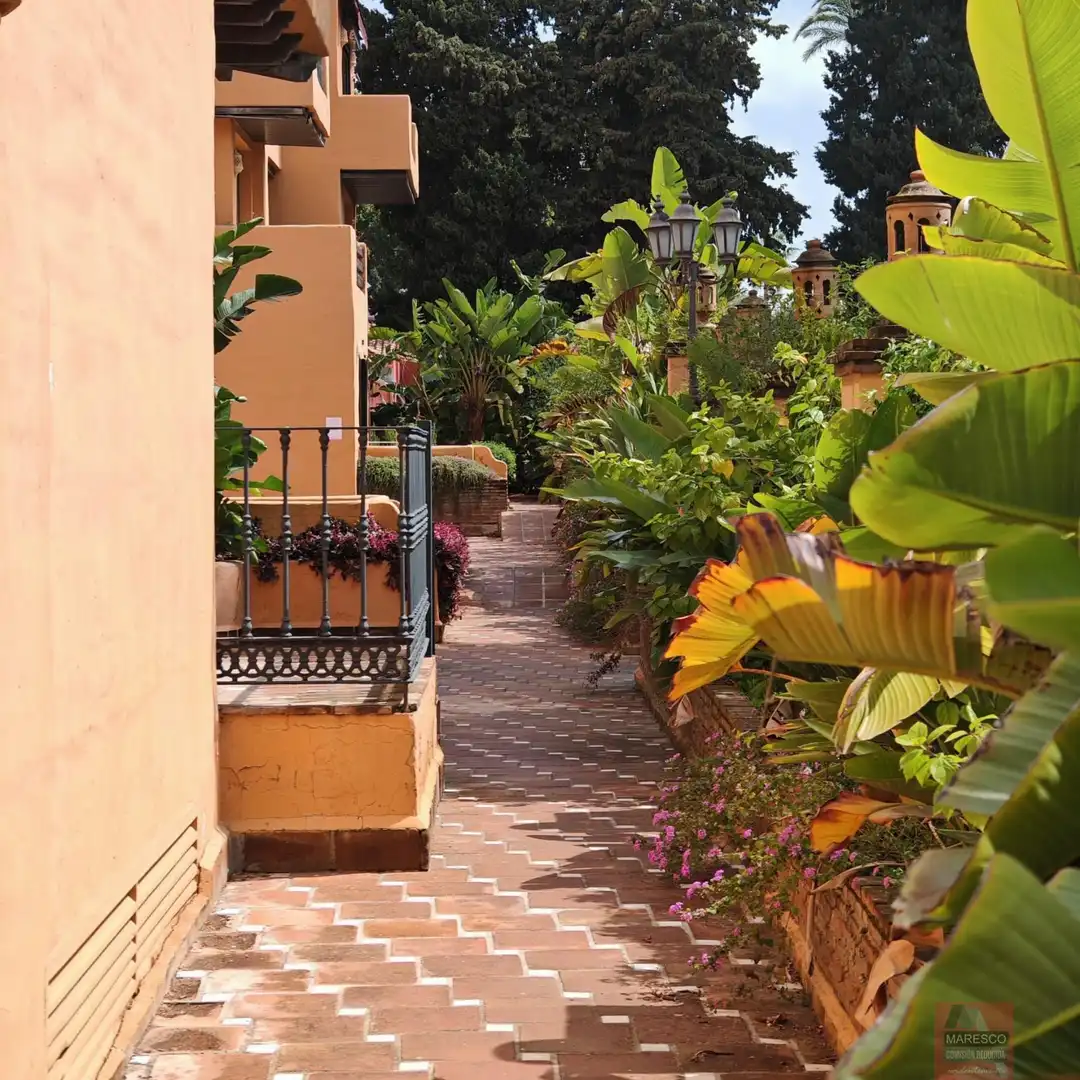 Vista exterior de Àtic en venda en Estepona amb Terrassa, Balcó i Piscina comunitària