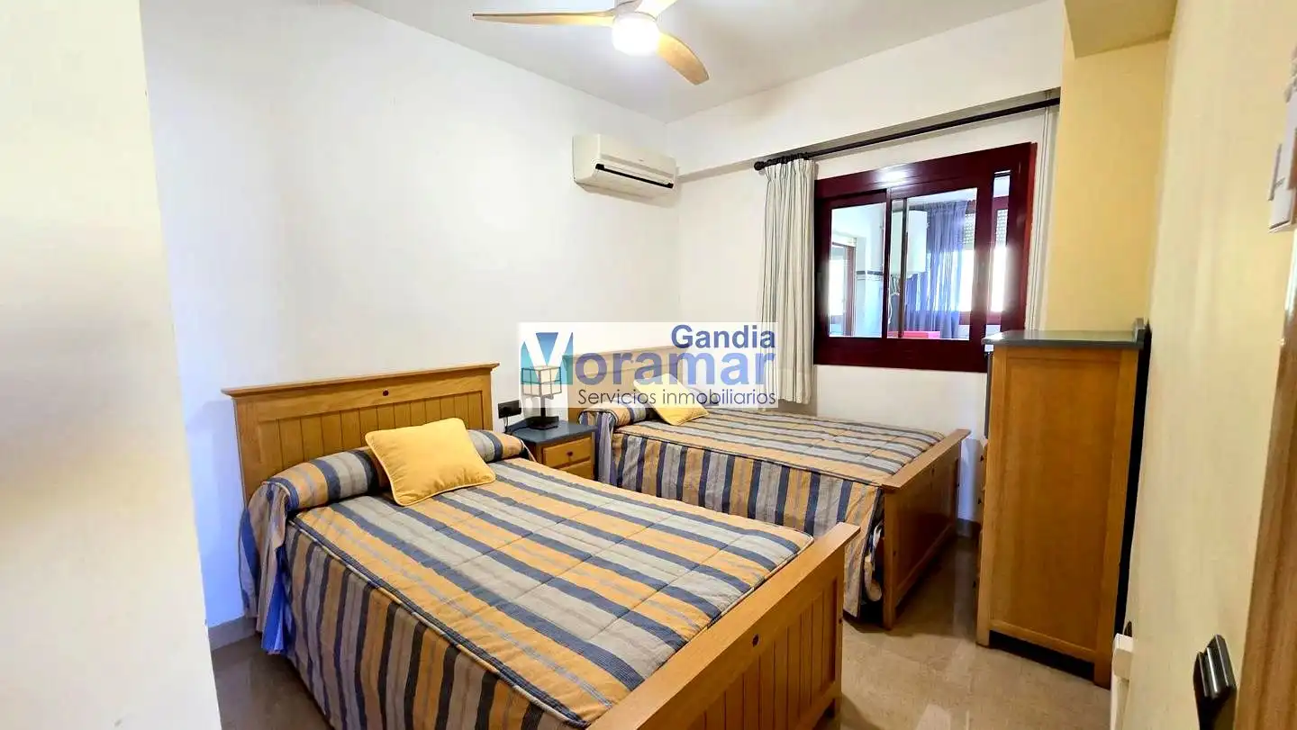 Dormitori de Apartament de lloguer en Gandia amb Aire condicionat, Terrassa i Moblat