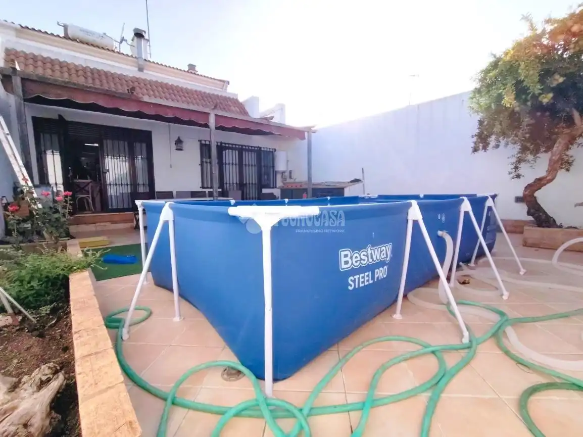 Piscina de Casa adosada en venda en Coria del Río