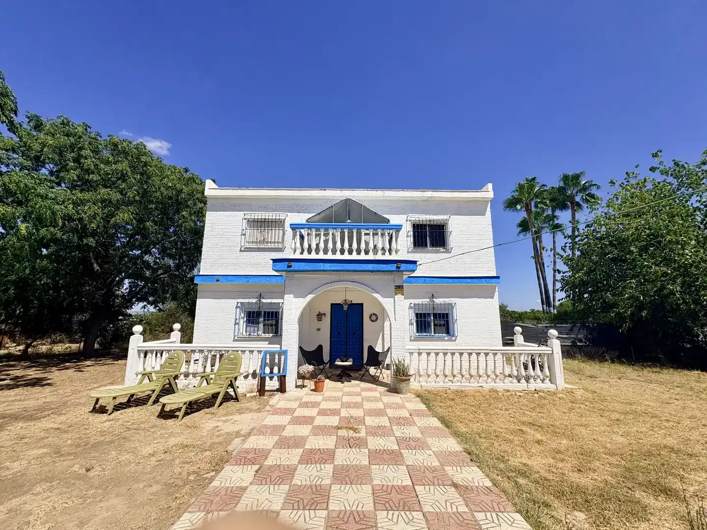 Vista exterior de Casa o xalet en venda en Carmona amb Aire condicionat, Jardí privat i Traster