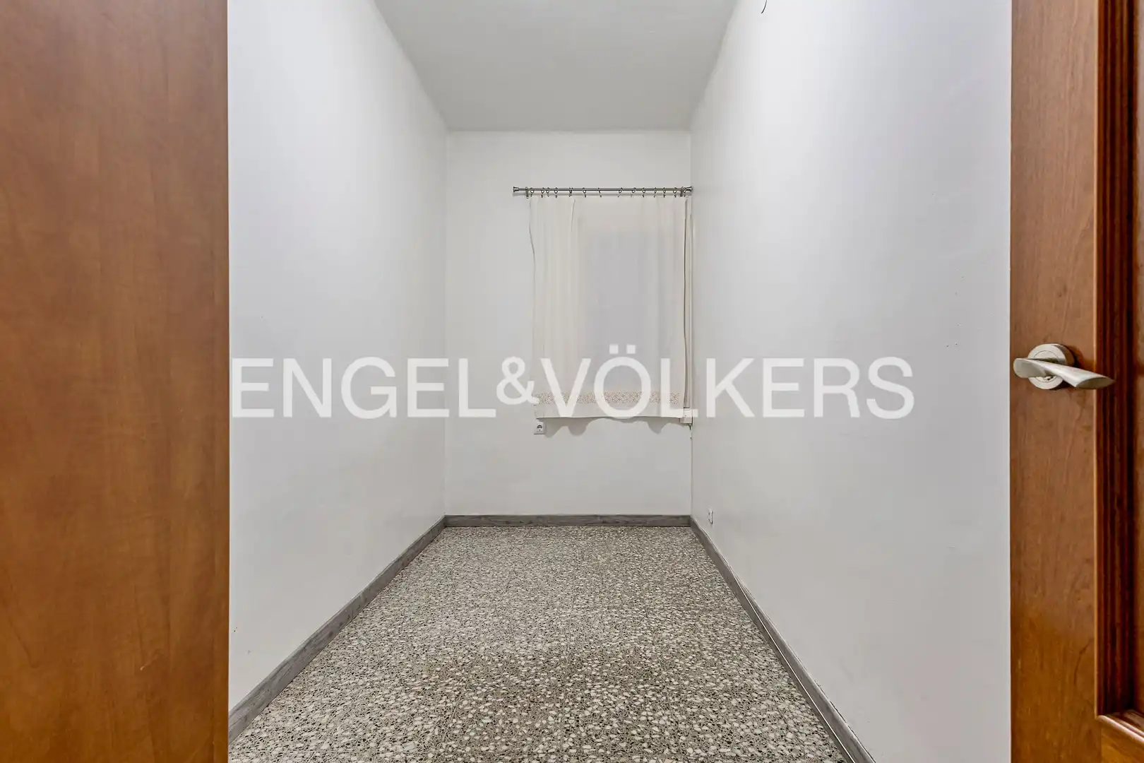 Wohnung zum Verkauf in Barcelona mit Klimaanlage, Heizung und Terrasse