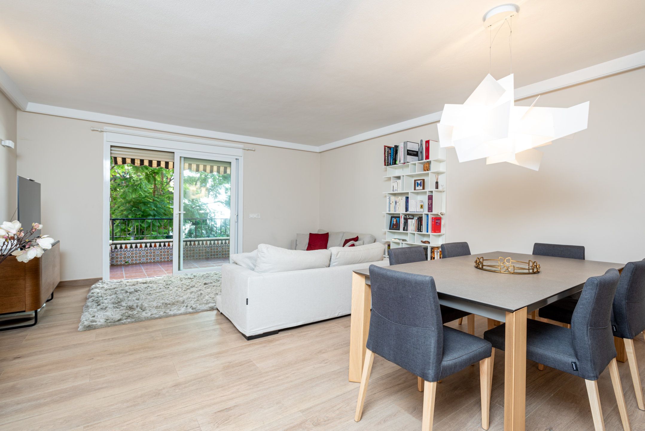 Living room of Flat for sale in Marbella  with Air Conditioner, Heating and Terrace