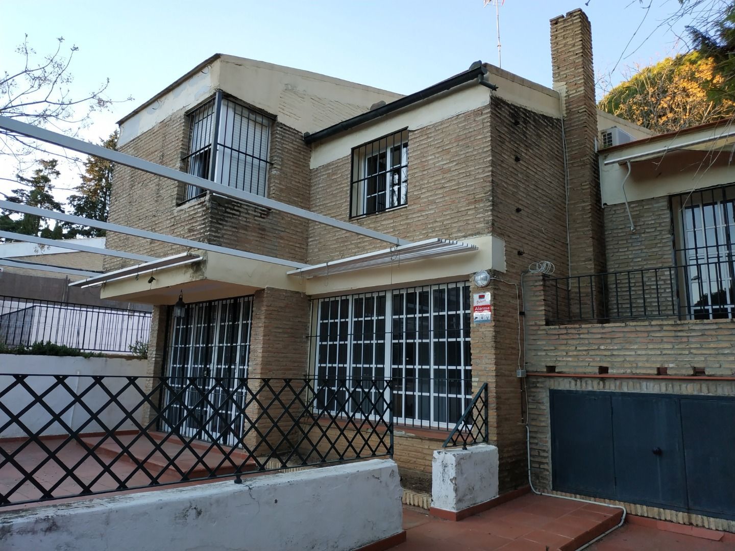 Vista exterior de Casa o xalet en venda en Alcalá de Guadaira amb Aire condicionat, Jardí privat i Terrassa