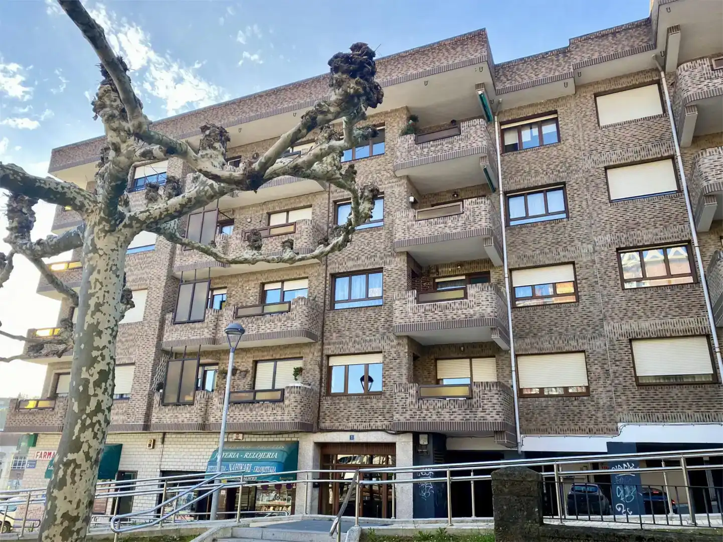 Vista exterior de Piso en venta en Derio con Trastero y Balcón
