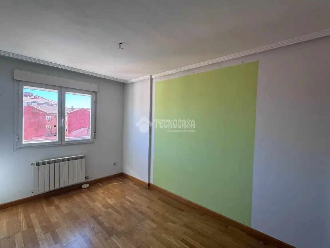 Habitación de Piso en venta en León Capital  con Calefacción, Parquet y Terraza