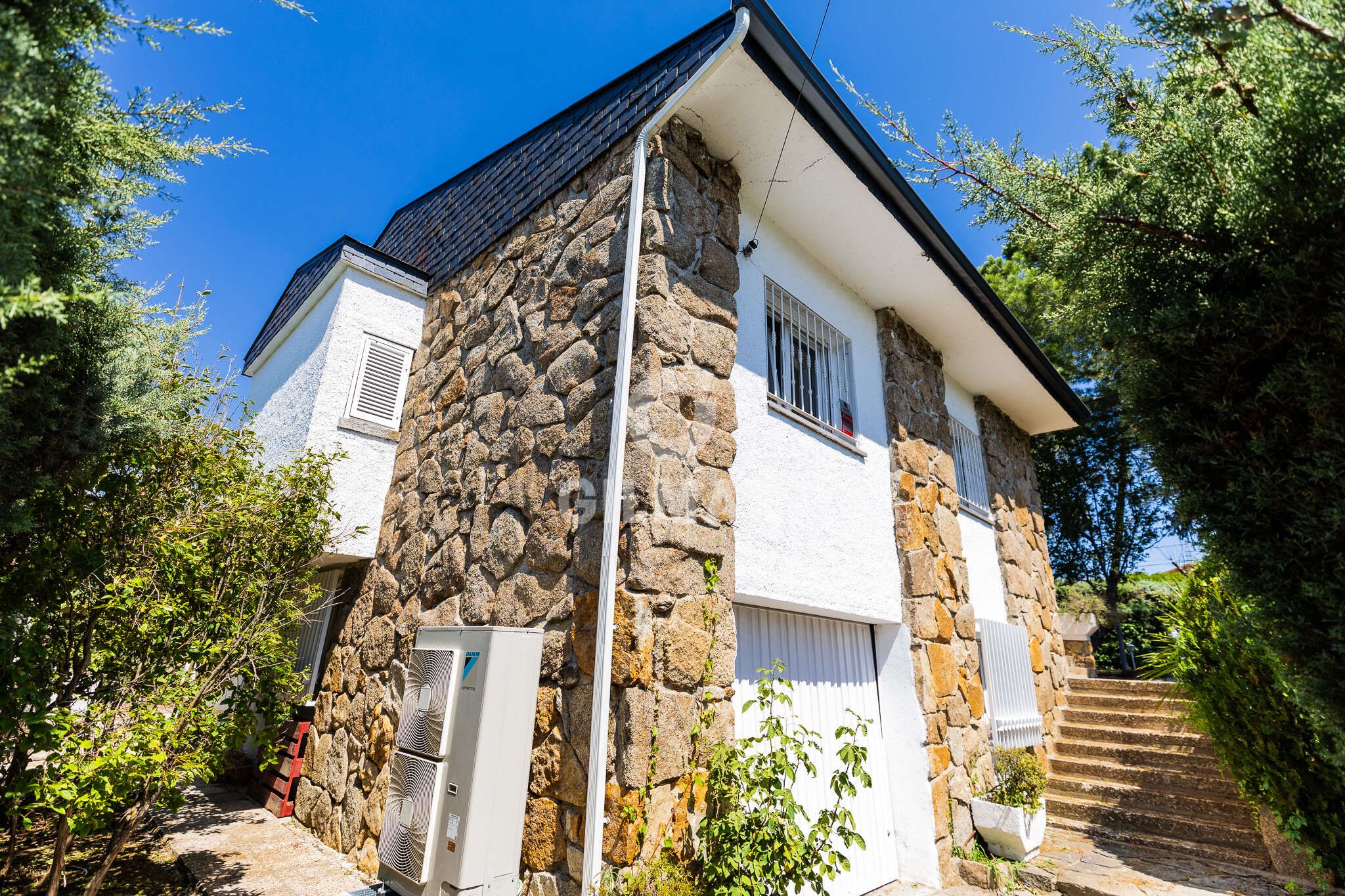 Vista exterior de Casa o xalet en venda en Colmenarejo amb Calefacció, Jardí privat i Piscina