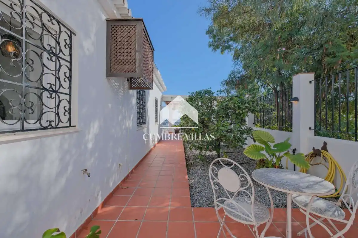 Vista exterior de Casa o xalet en venda en Almuñécar amb Jardí privat, Terrassa i Traster