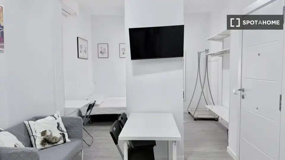 Bedroom of Flat for rent in Madrid  with Air Conditioner, Heating and Furnished