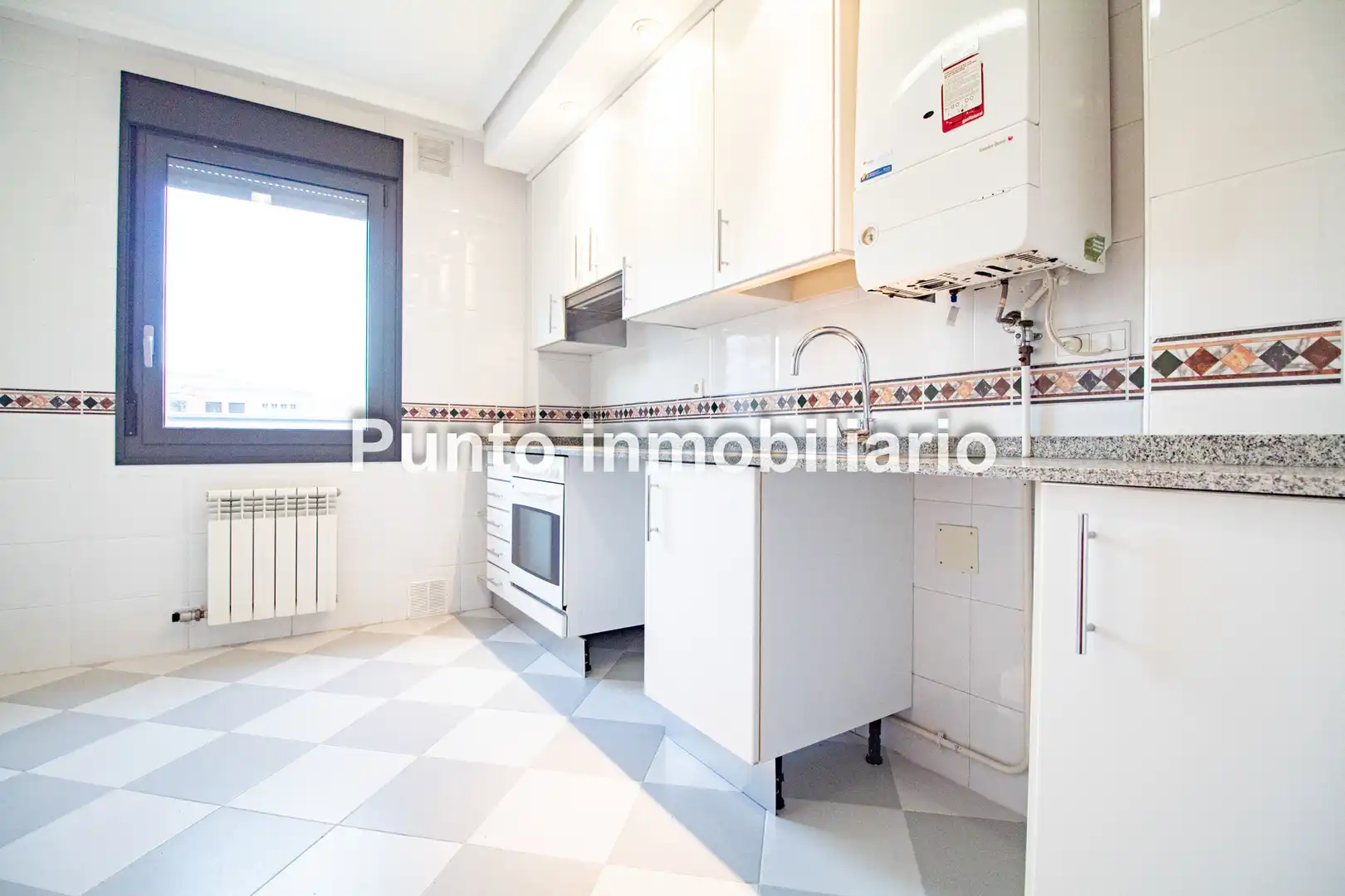 Kitchen of Flat for rent in Valladolid  with Heating and Parquet flooring