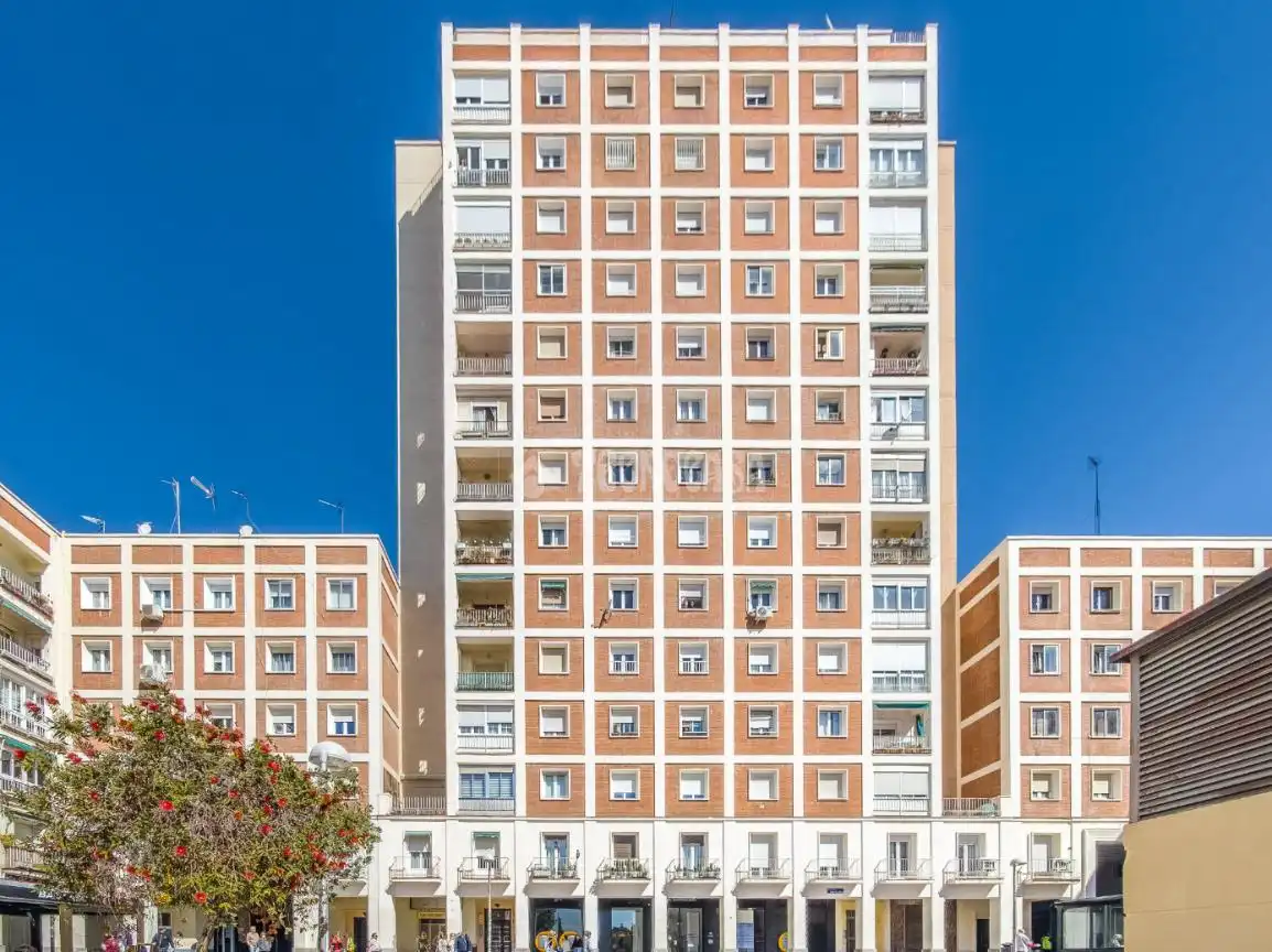 Vista exterior de Pis en venda en Madrid amb Calefacció i Alarma