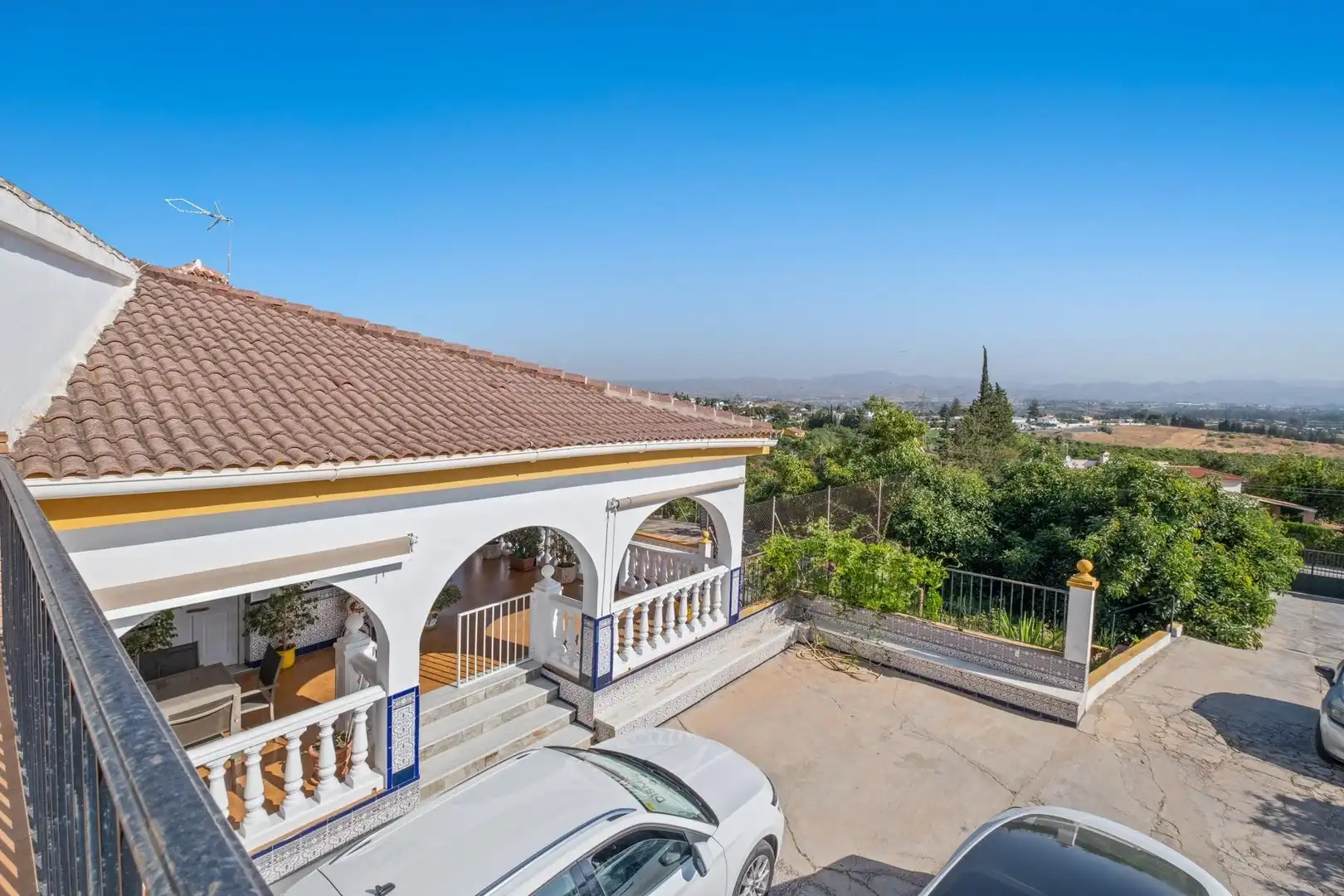 Vista exterior de Casa o xalet en venda en Alhaurín de la Torre amb Aire condicionat, Calefacció i Jardí privat
