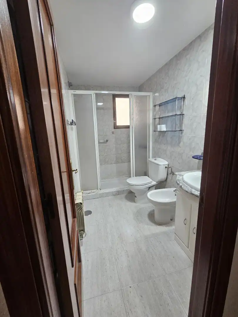 Bathroom of Flat for sale in Fuenlabrada  with Air Conditioner, Heating and Parquet flooring