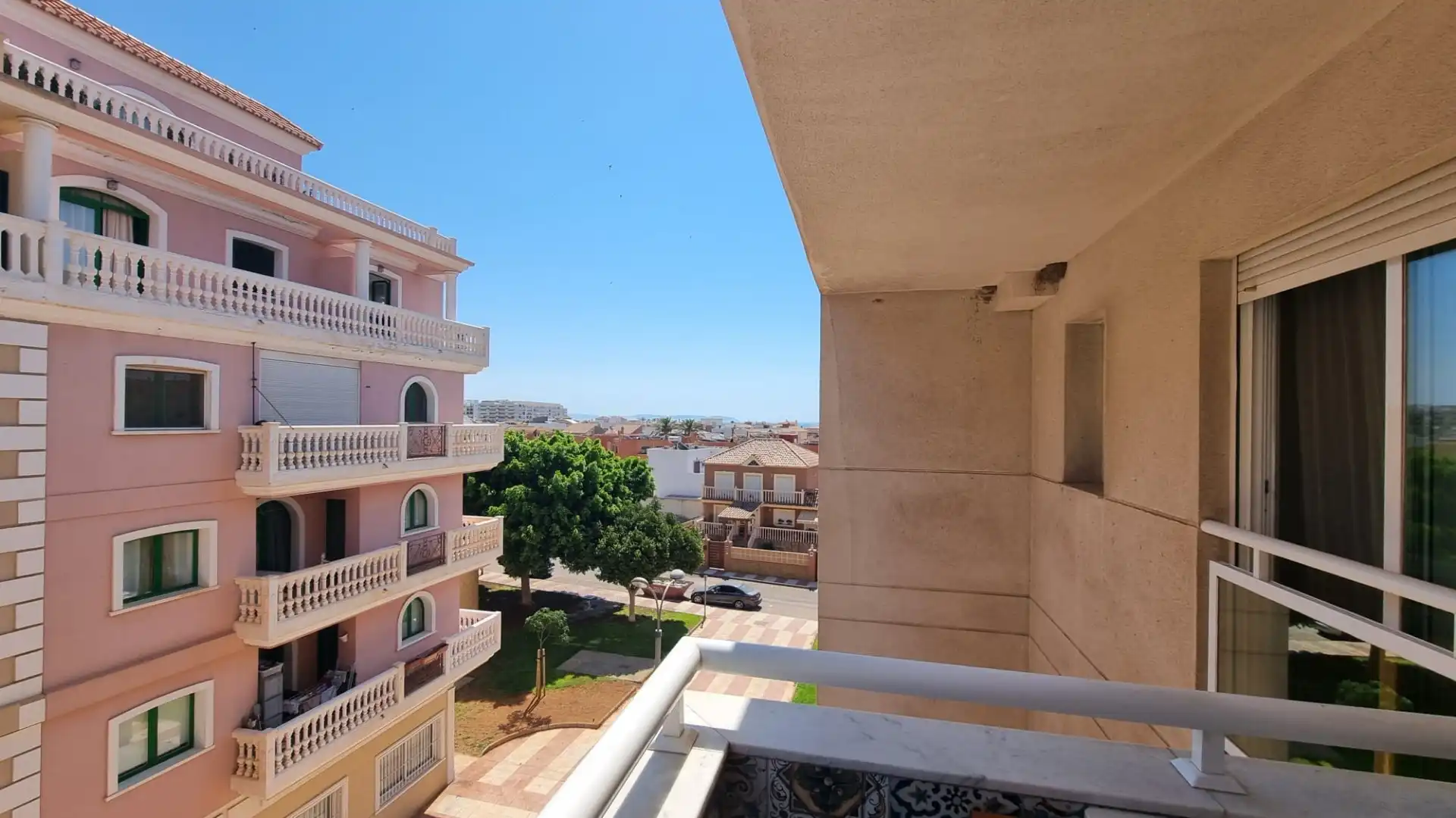 Vista exterior de Apartament en venda en Roquetas de Mar amb Aire condicionat, Parquet i Terrassa