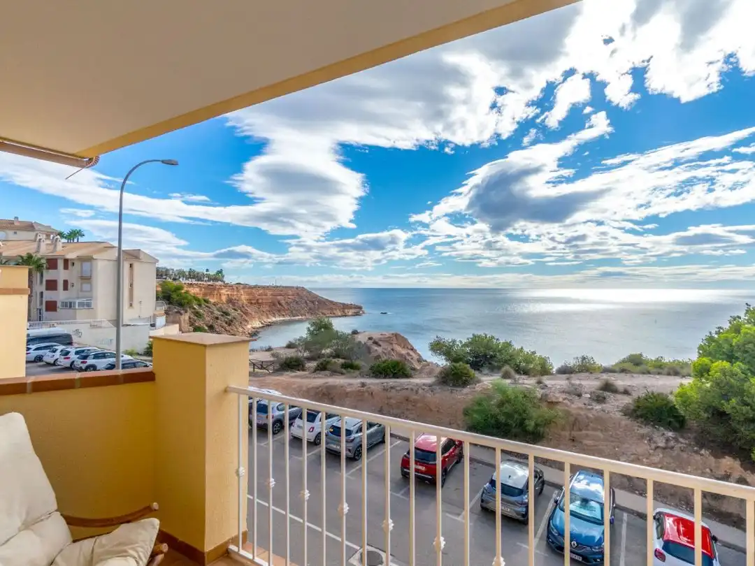 Pis amb piscina en venda a Calle Antonio Gala 8