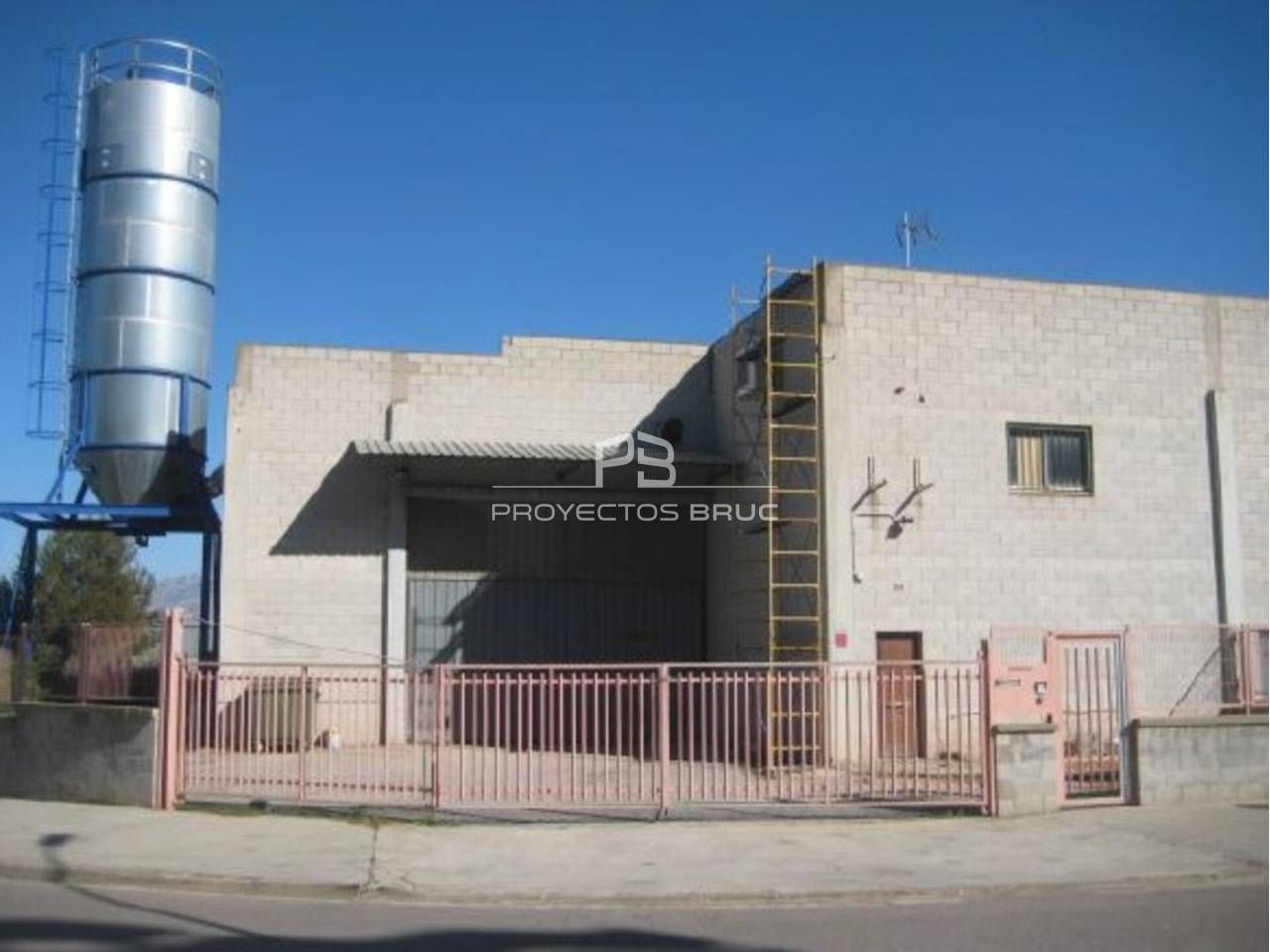Vista exterior de Nau industrial en venda en Castellví de Rosanes