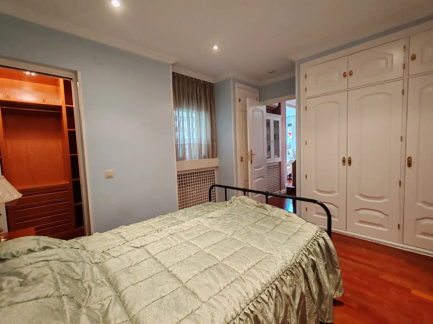 Schlafzimmer von Wohnung zur Miete in Madrid mit Klimaanlage, Parkett und Möbliert
