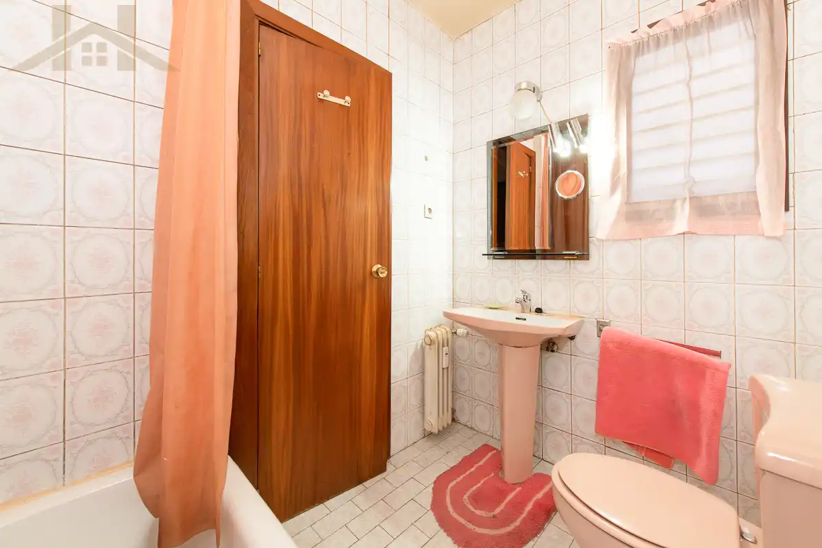 Bathroom of Flat for sale in Madrid  with Air Conditioner, Heating and Community pool