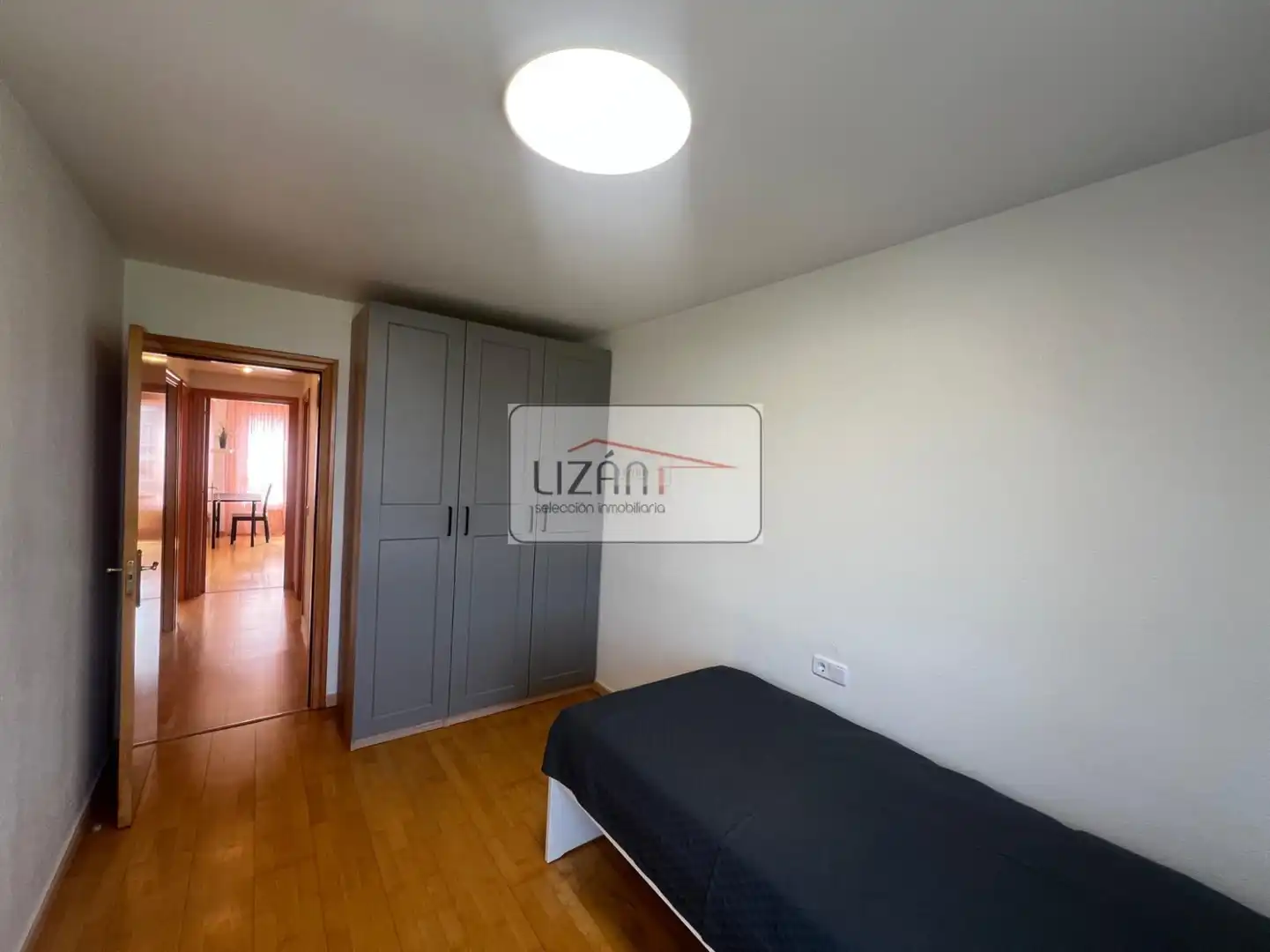 Dormitori de Pis en venda en Oviedo  amb Calefacció i Parquet
