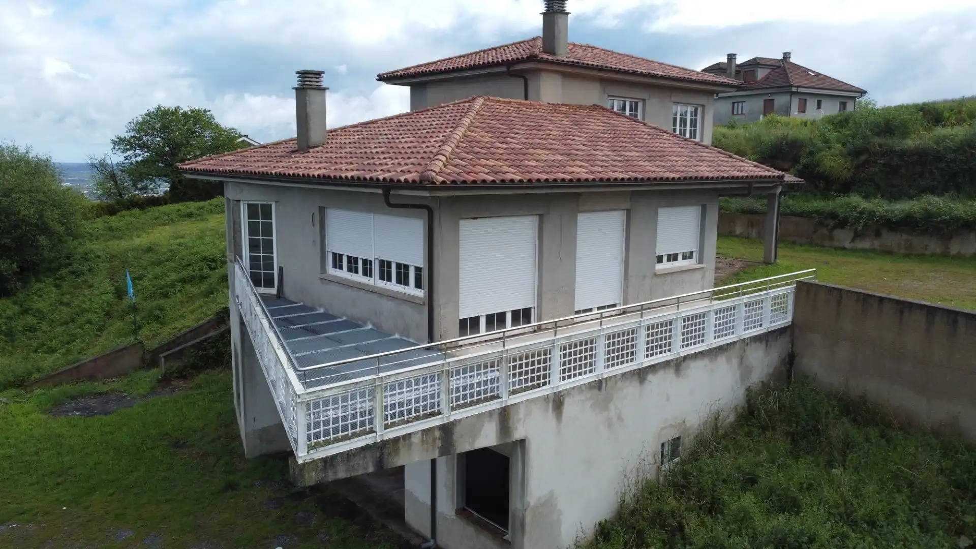 Vista exterior de Casa o xalet en venda en Oviedo  amb Jardí privat, Terrassa i Balcó