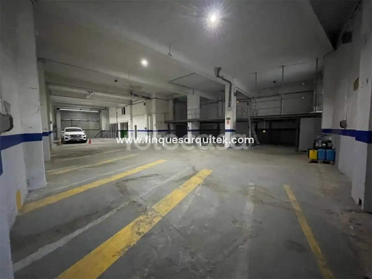 Local comercial en venda a Calle CORTS CATALANES